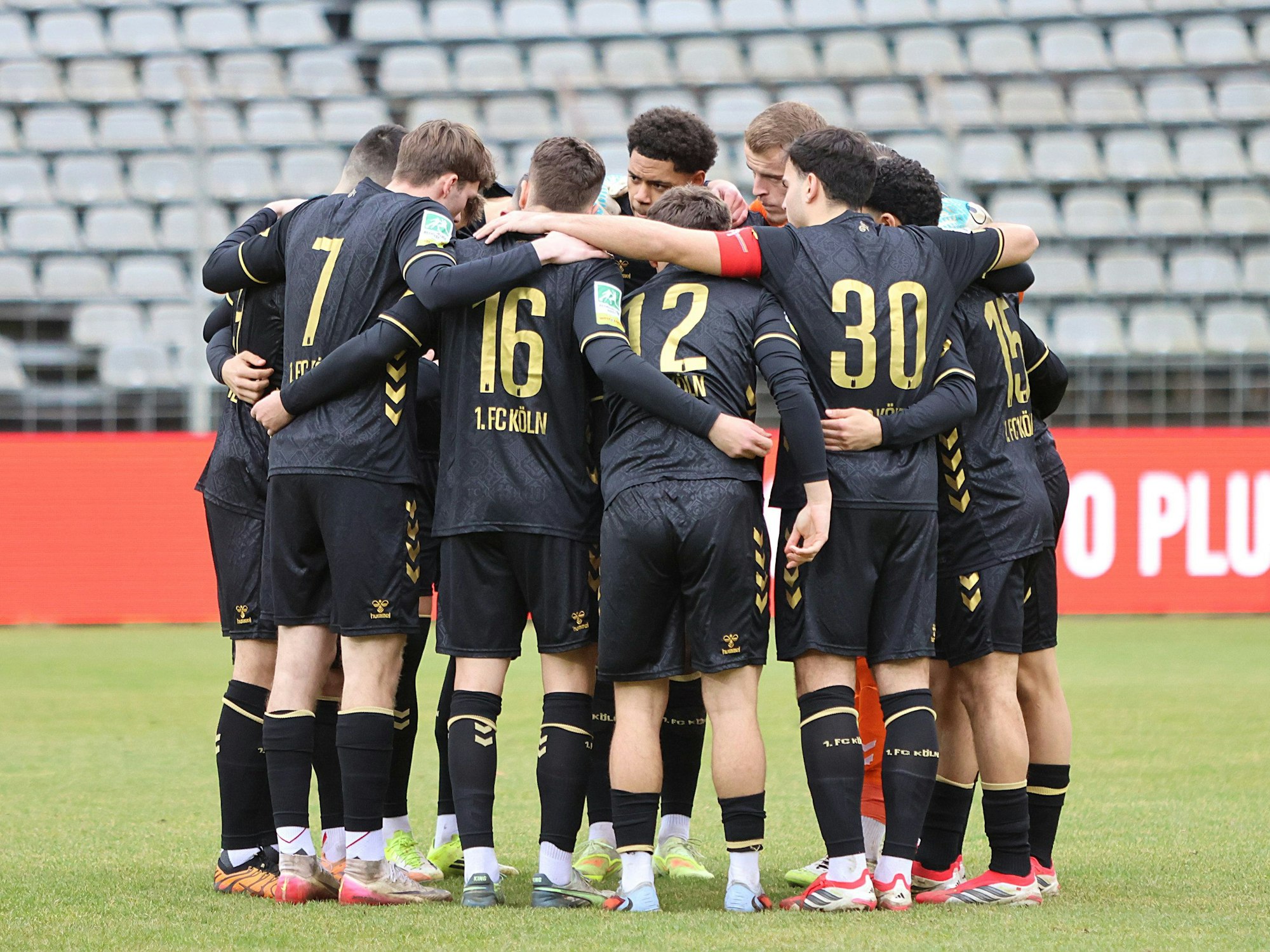 Die Kölner Spieler stimmen sich in einem Kreis auf ein Spiel ein.