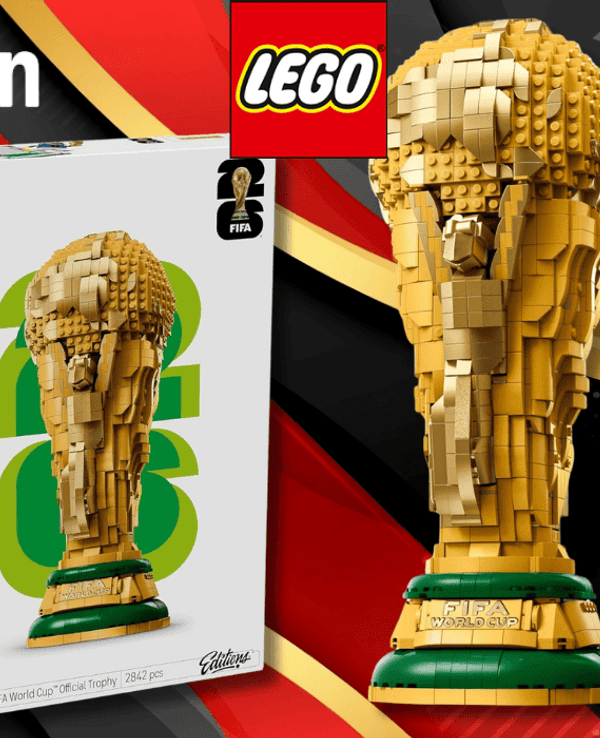 Der LEGO FIFA Pokal vor einem schwarz, rot, goldenen Hintergund.