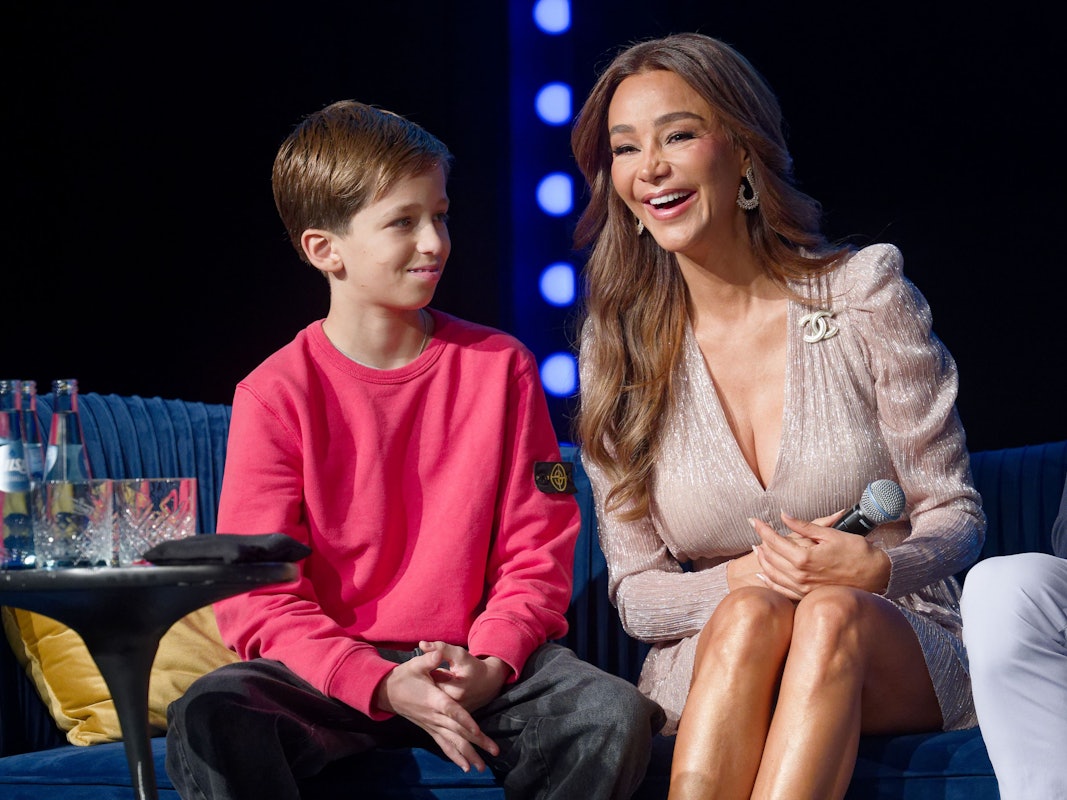 Verona Pooth (r) mit ihrem Sohn Rocco Pooth bei einer Pressekonferenz zum Musical „Mrs. Doubtfire“ im November 2025. jetzt sitzt Rocco allein in Dubai fest.