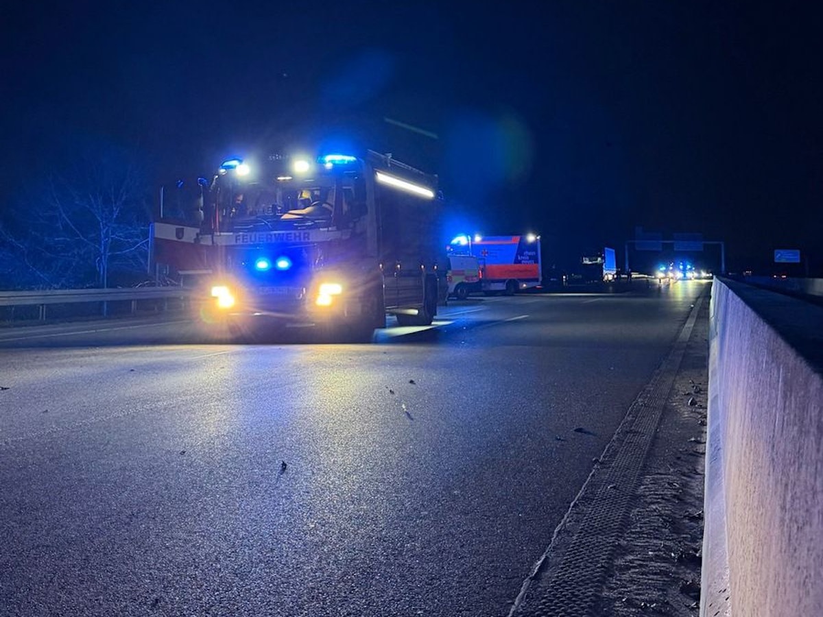 Ein Rettungshubschrauber im Einsatz nach einem Unfall auf der A46.