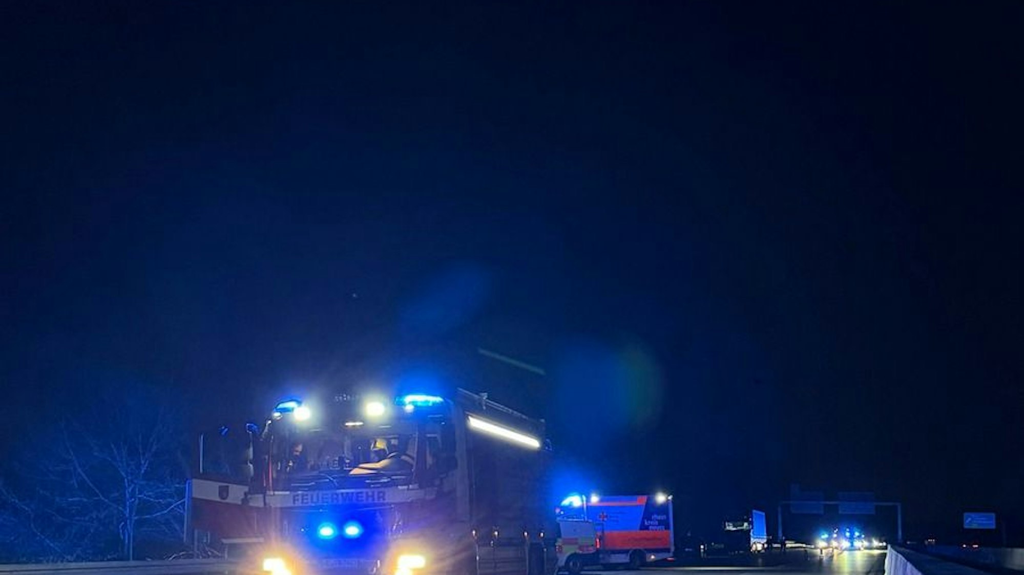 Ein Rettungshubschrauber im Einsatz nach einem Unfall auf der A46.
