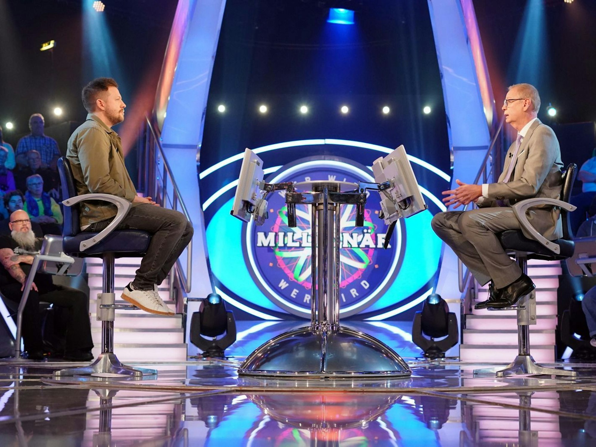 Günther Jauch (rechts) erklärte seinem Kandidaten Kevin Sommerfeld: Wedding Planner wäre für ihn der schlimmstmögliche Beruf. (Bild: RTL / Stefan Gregorowius)