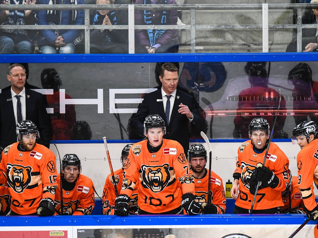 Mike Stewart auf der Bank hinter seinen Spielern der Grizzlys Wolfsburg.