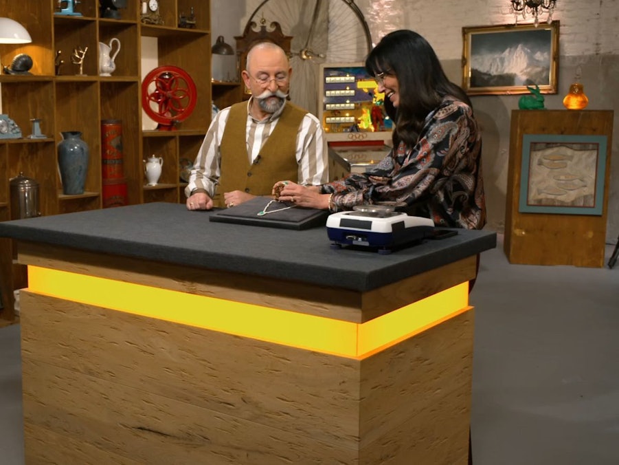 Horst Lichter betrachtete verzückt ein Schmuckset: „Oh Heide, da kommt ja mein neues Hobby raus! Ich bin jetzt Gemmologe.“ (Bild: ZDF)