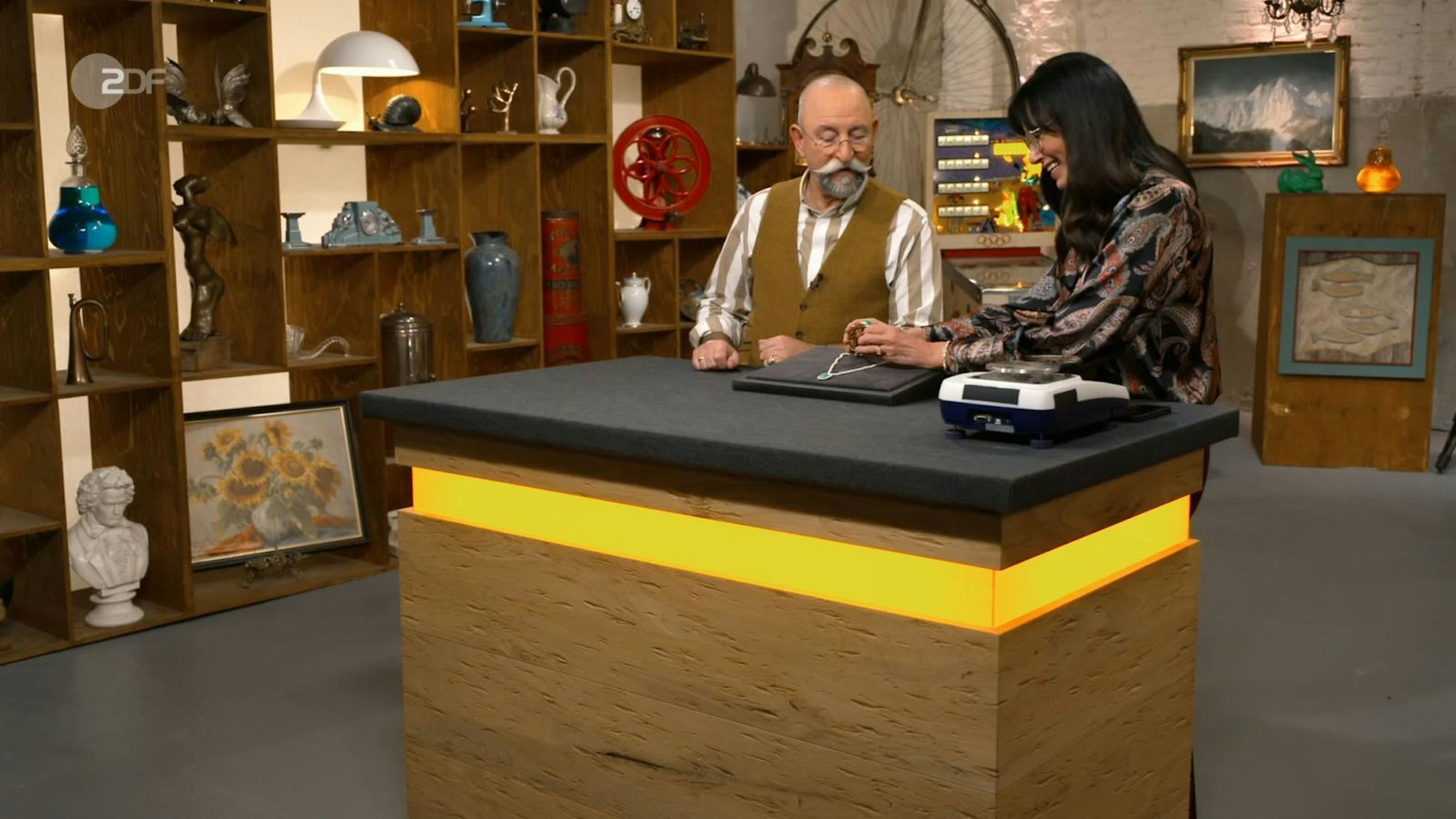 Horst Lichter betrachtete verzückt ein Schmuckset: „Oh Heide, da kommt ja mein neues Hobby raus! Ich bin jetzt Gemmologe.“ (Bild: ZDF)