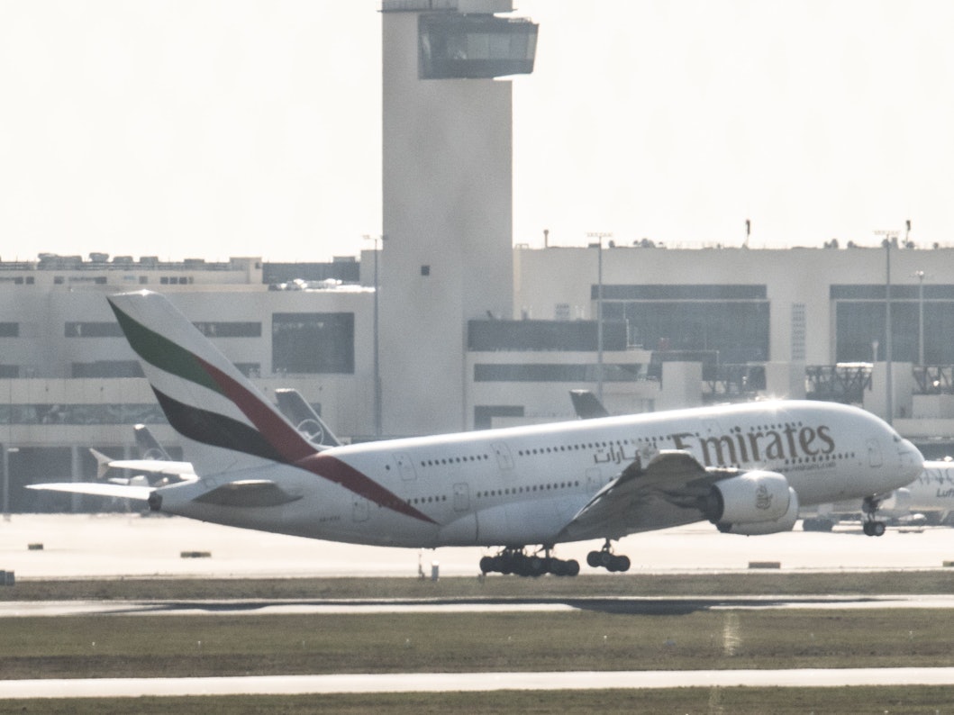 Ein Airbus A-380 von Emirates landet nach seinem Flug aus Dubai auf dem Flughafen. Nach wie vor sitzen nach dem Ausbruch des Krieges im Iran in den Golfstaaten zehntausende Touristen fest.