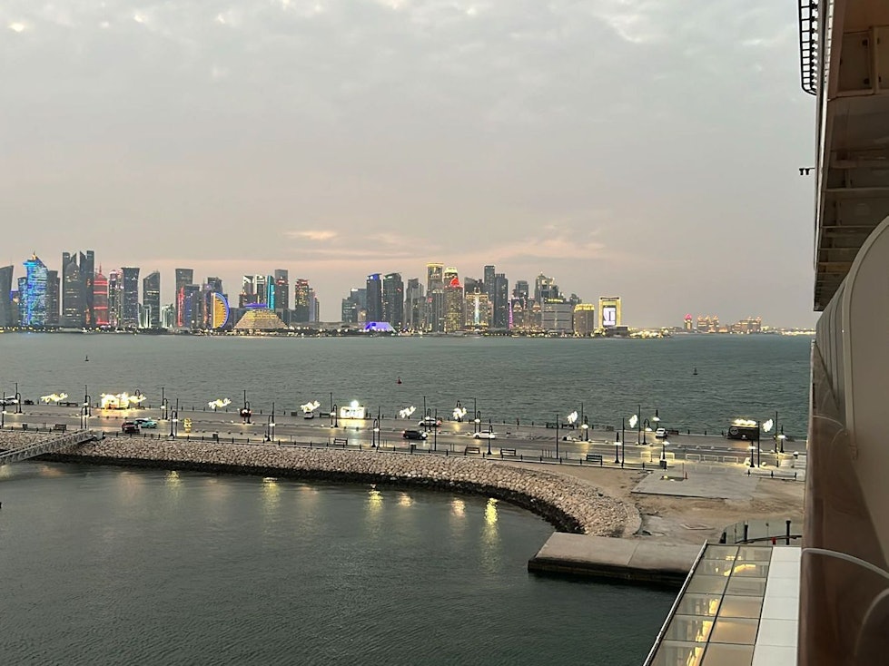 Das Kreuzfahrtschiff „Mein Schiff 5“ liegt im Hafen von Doha (Katar).
