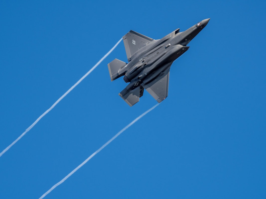 Ein US-Kampfflugzeug vom Typ F-35 fliegt über der Eifel.