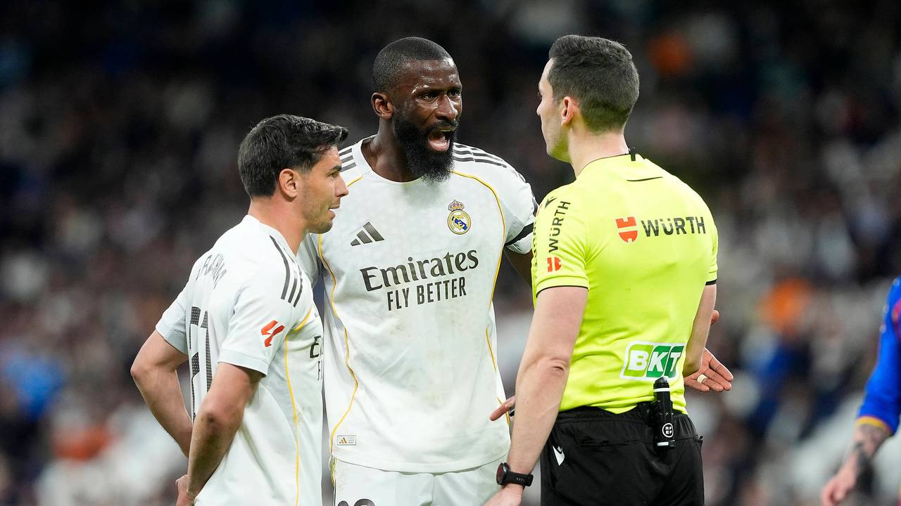 Antonio Rüdiger diskutiert lautstark mit dem Schiedsrichter.