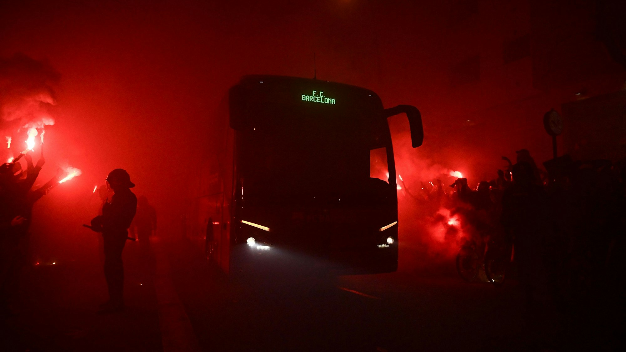 Der Bus des FC Barcelona wurde von den Fans in einem Pyrospalier empfangen.