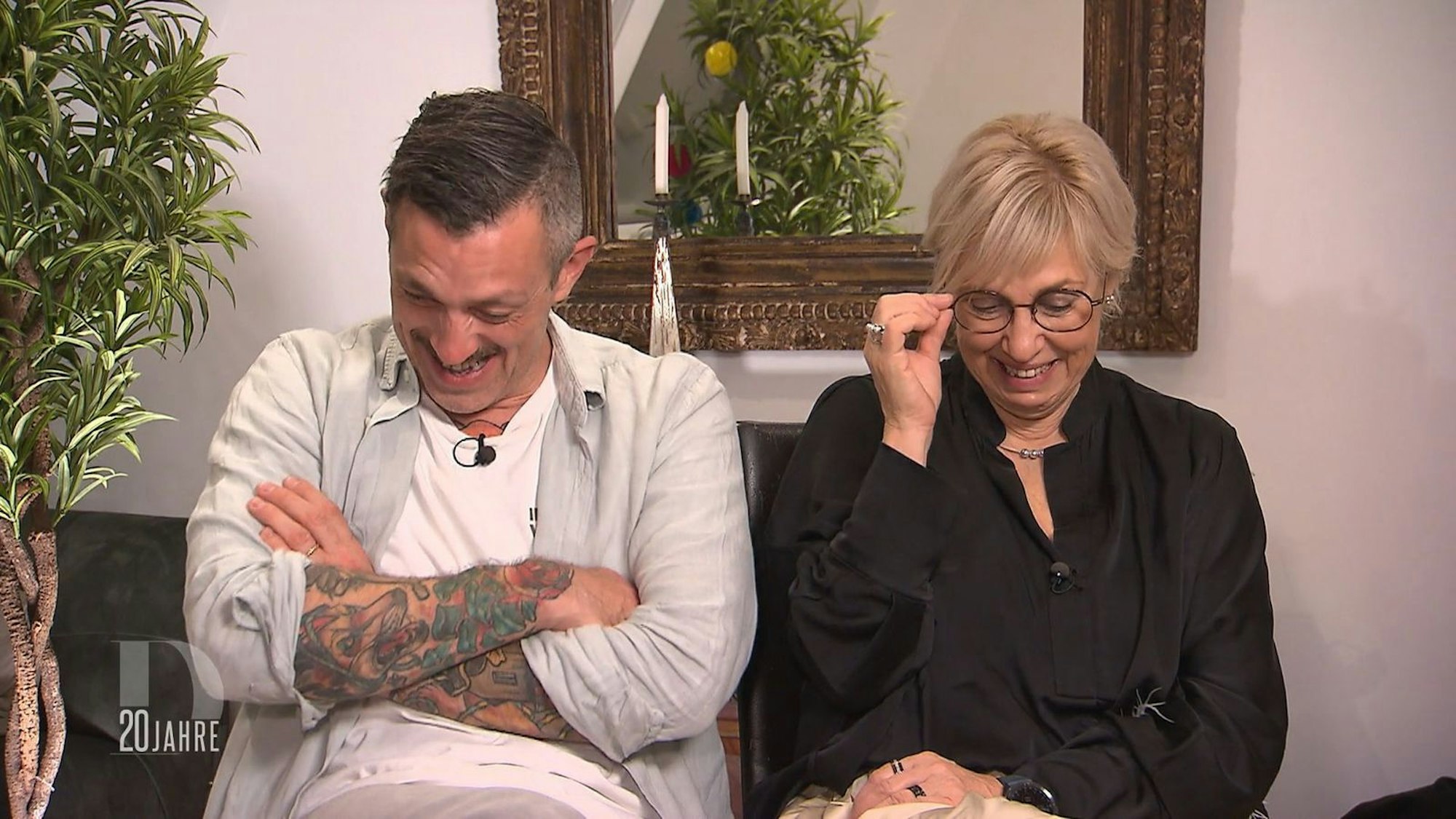 Als Moritz und Katrin den Abend Revue passieren lassen, kommen ihnen vor Lachen die Tränen.
(Bild: RTL)