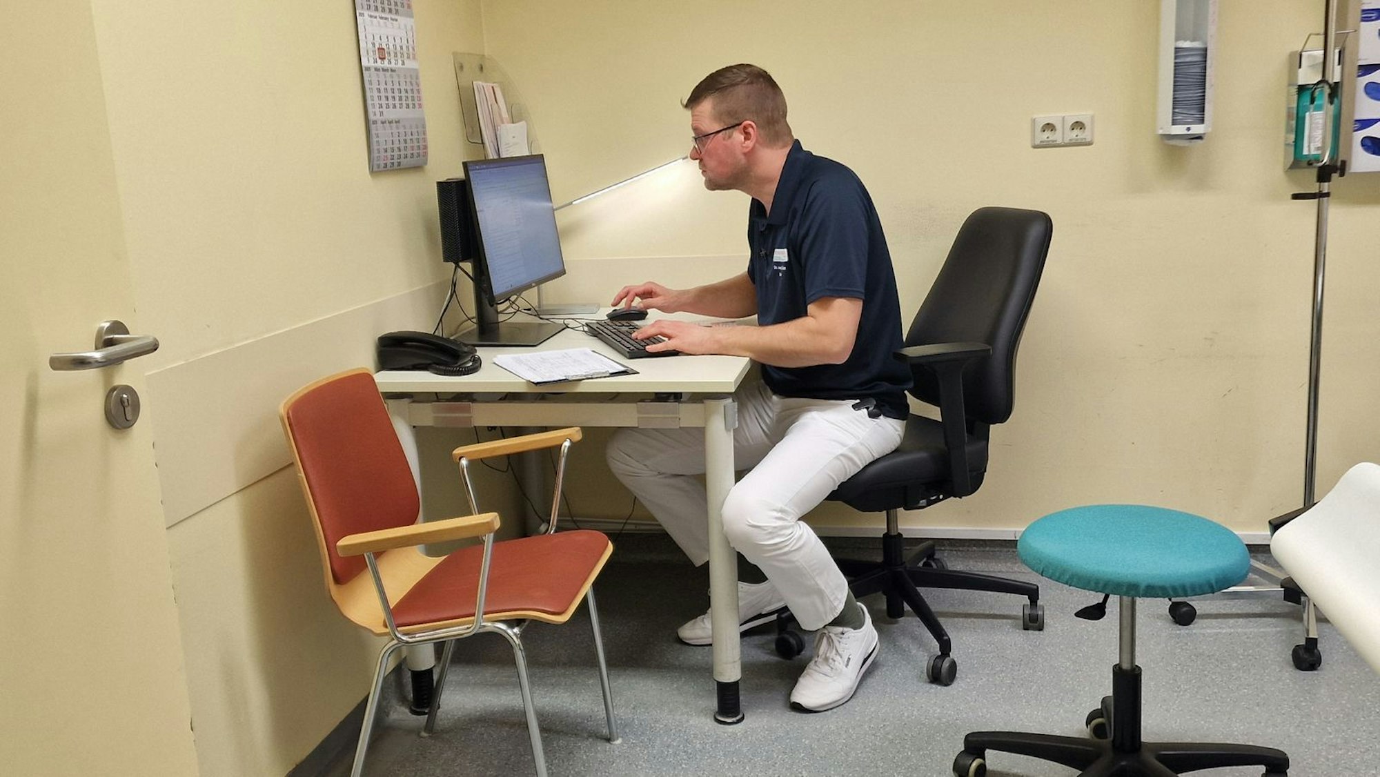 Kai Wilke ist Oberarzt in der Orthopädie und Unfallchirurg. Zusätzlich fährt er Notarzteinsätze. Die langen Anfahrtswege auf dem Land können im Notfall zum Problem werden, weiß er. (Bild: ZDF/Nadja Kölling)