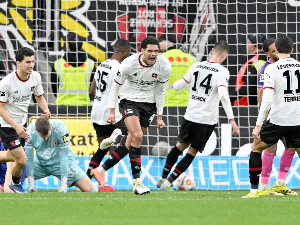 Bayer-Innenverteidiger Jarell Quansah jubelt nach seinem Treffer zum 1:1 gegen Mainz.
