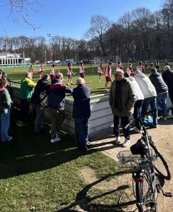 Beim FC-Training schauen Fans hinter der Bande zu.