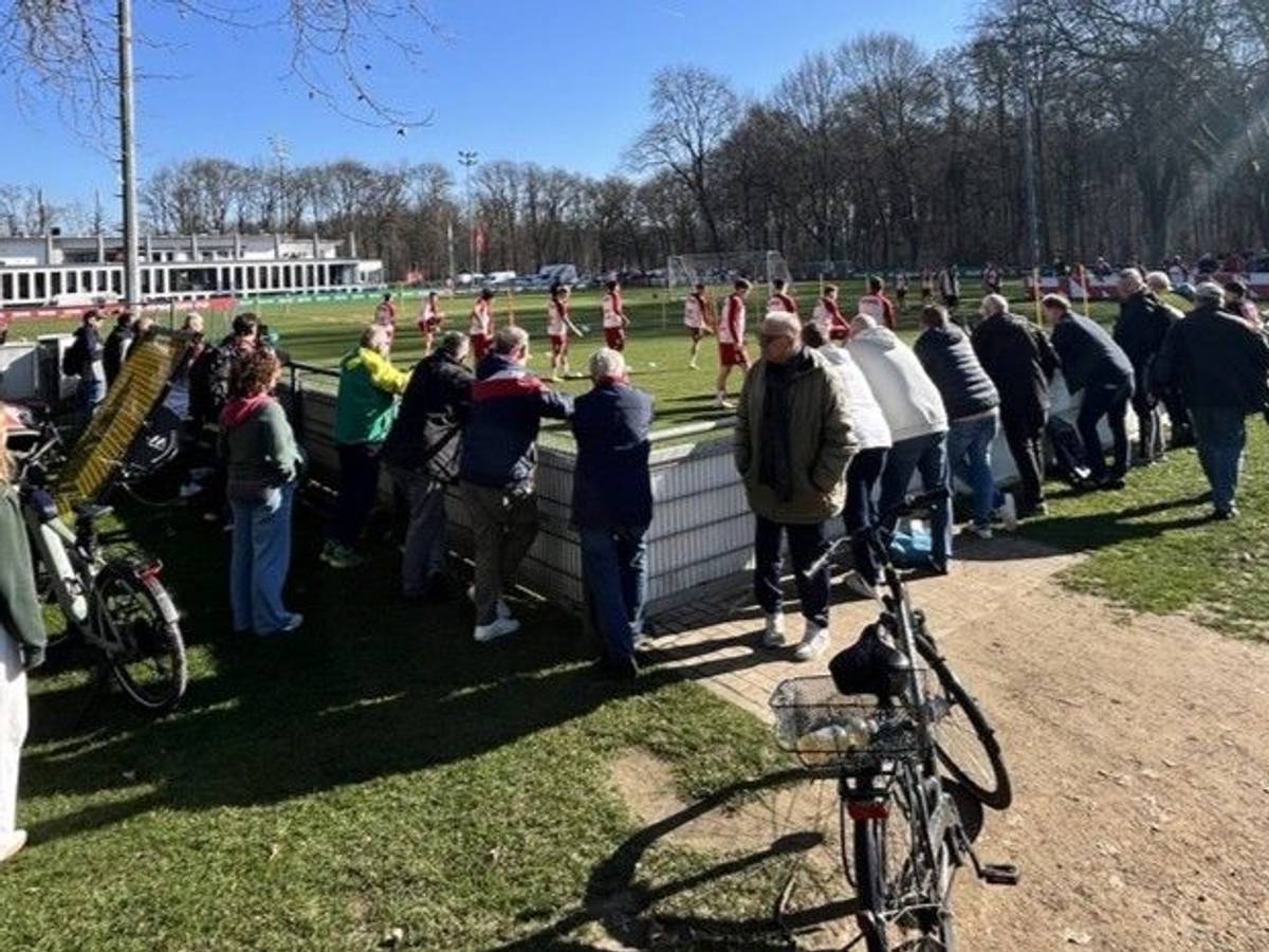 Beim FC-Training schauen Fans hinter der Bande zu.