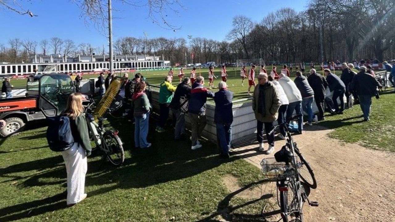 Beim FC-Training schauen Fans hinter der Bande zu.