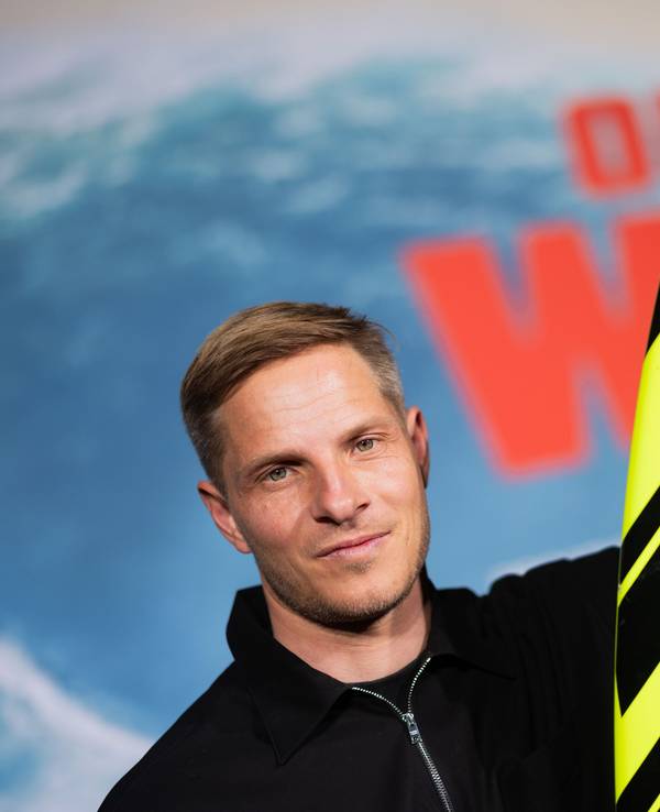 Sebastian Steudtner zeigt sein Surfbrett.