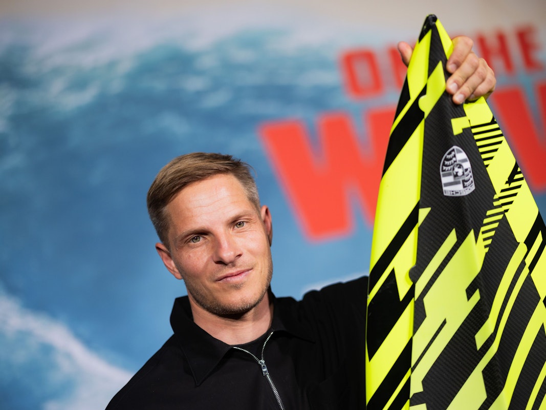 Sebastian Steudtner zeigt sein Surfbrett.