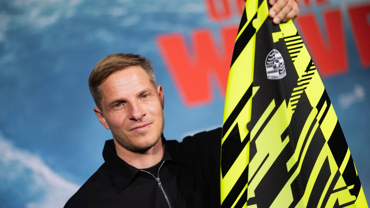 Sebastian Steudtner zeigt sein Surfbrett.