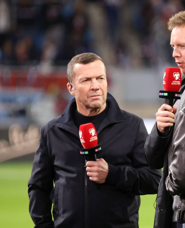 Julian Nagelsmann spricht bei einem TV-Interview mit Lothar Matthäus und Laura Wontorra.