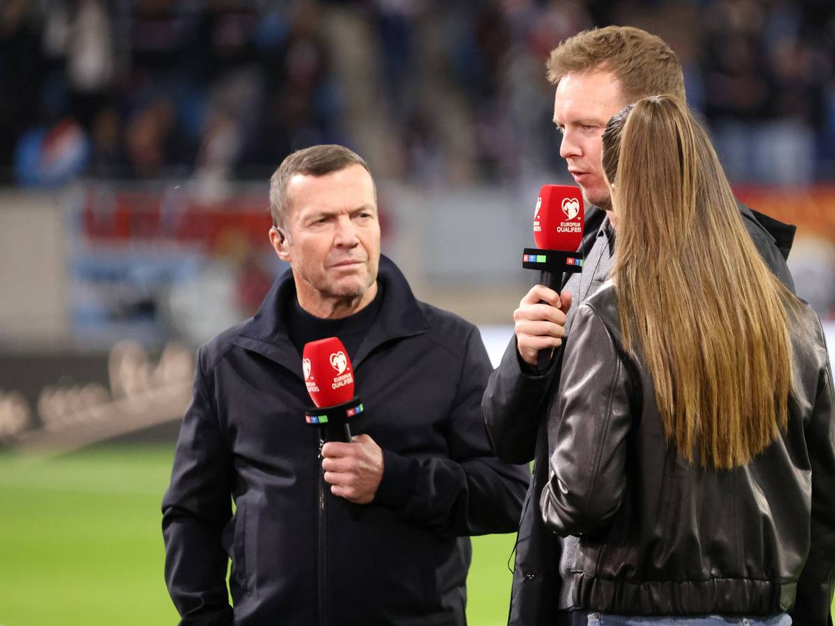 Julian Nagelsmann spricht bei einem TV-Interview mit Lothar Matthäus und Laura Wontorra.