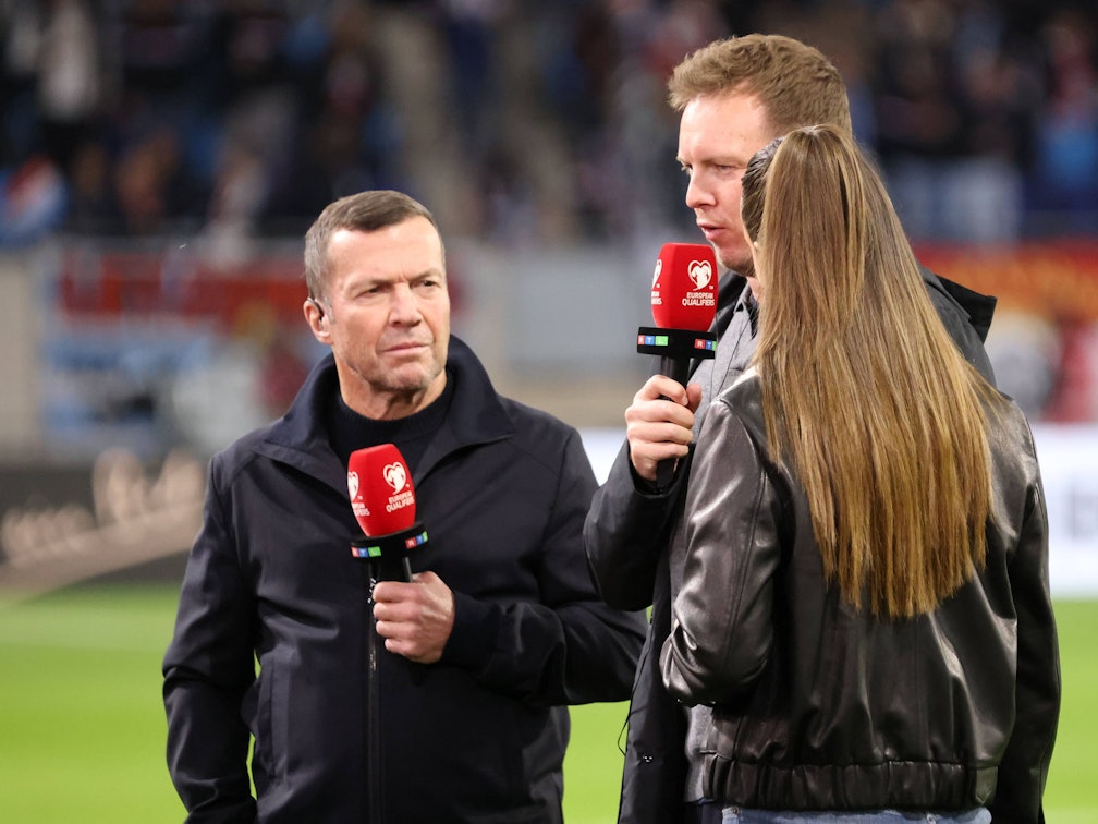 Julian Nagelsmann spricht bei einem TV-Interview mit Lothar Matthäus und Laura Wontorra.