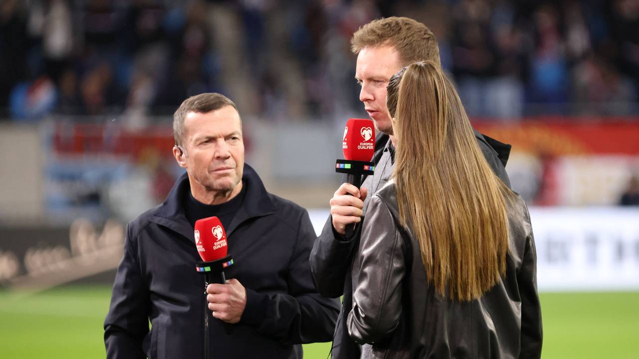 Julian Nagelsmann spricht bei einem TV-Interview mit Lothar Matthäus und Laura Wontorra.