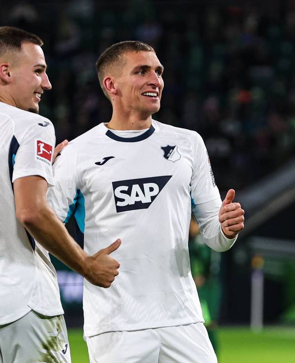 Grischa Prömel (r.) und Tim Lemperle jubeln nach einem Tor für die TSG Hoffenheim.