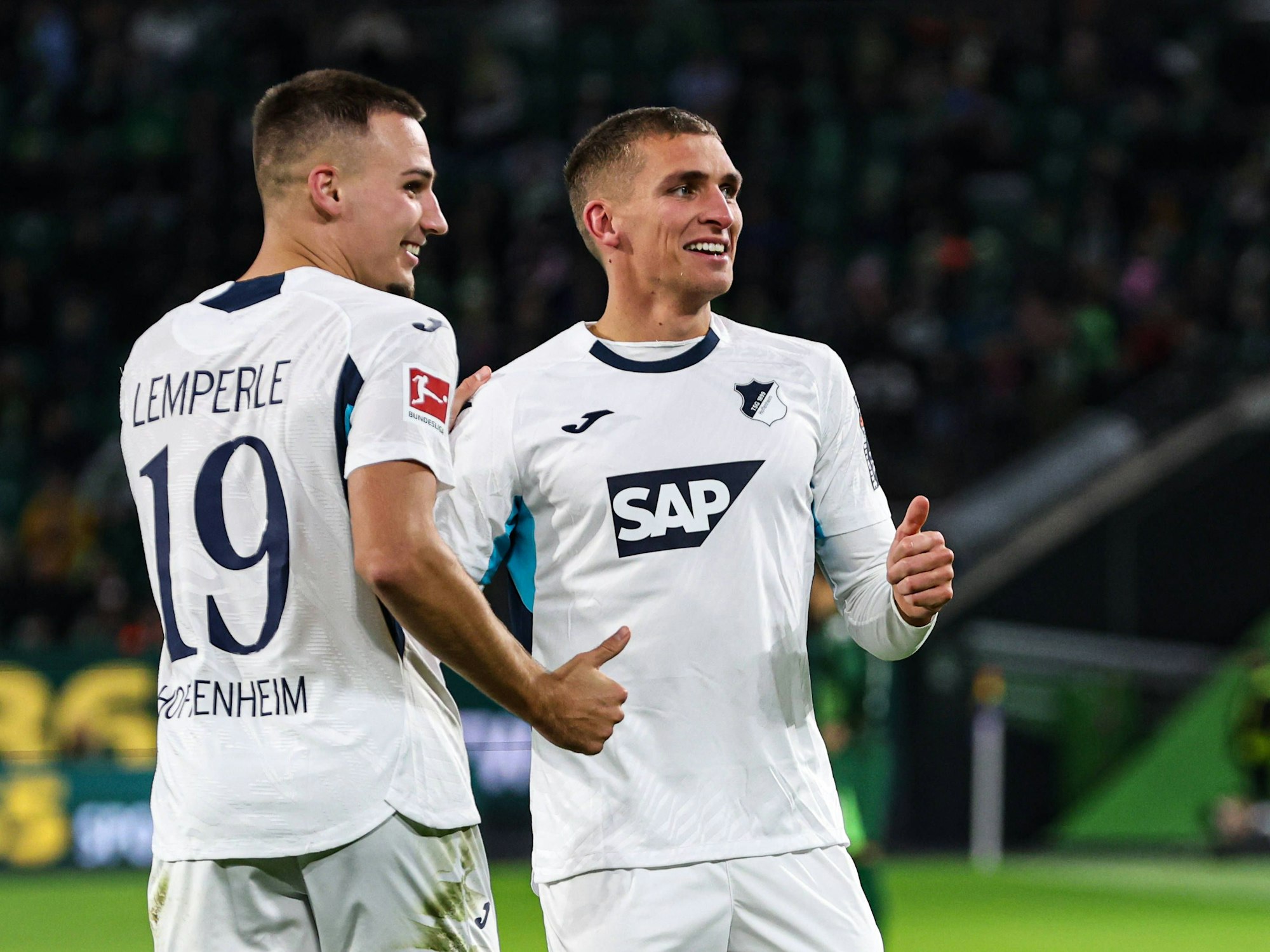 Grischa Prömel (r.) und Tim Lemperle jubeln nach einem Tor für die TSG Hoffenheim.