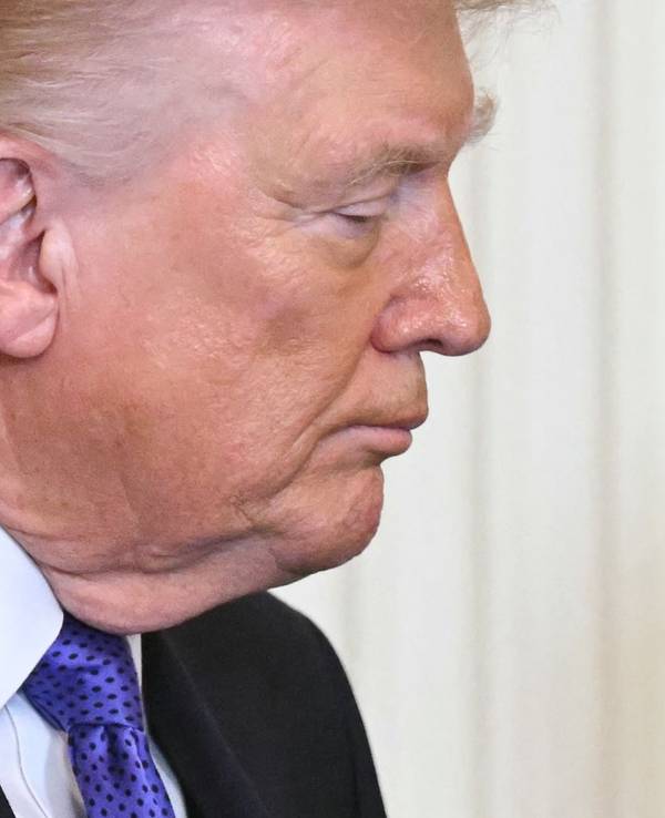 Donald Trump bei einer Verleihung der Ehrenmedaille im East Room des Weißen Hauses am 2. März 2026 in Washington, DC. Deutlich zu sehen: eine Hautveränderung am Hals des US-Präsidenten.