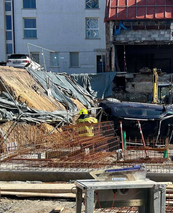 Autofahrerin landet in Baugrube