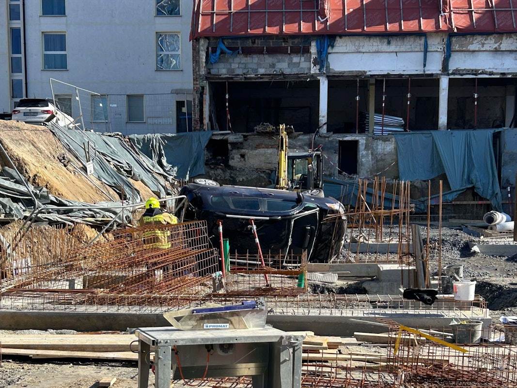 Autofahrerin landet in Baugrube
