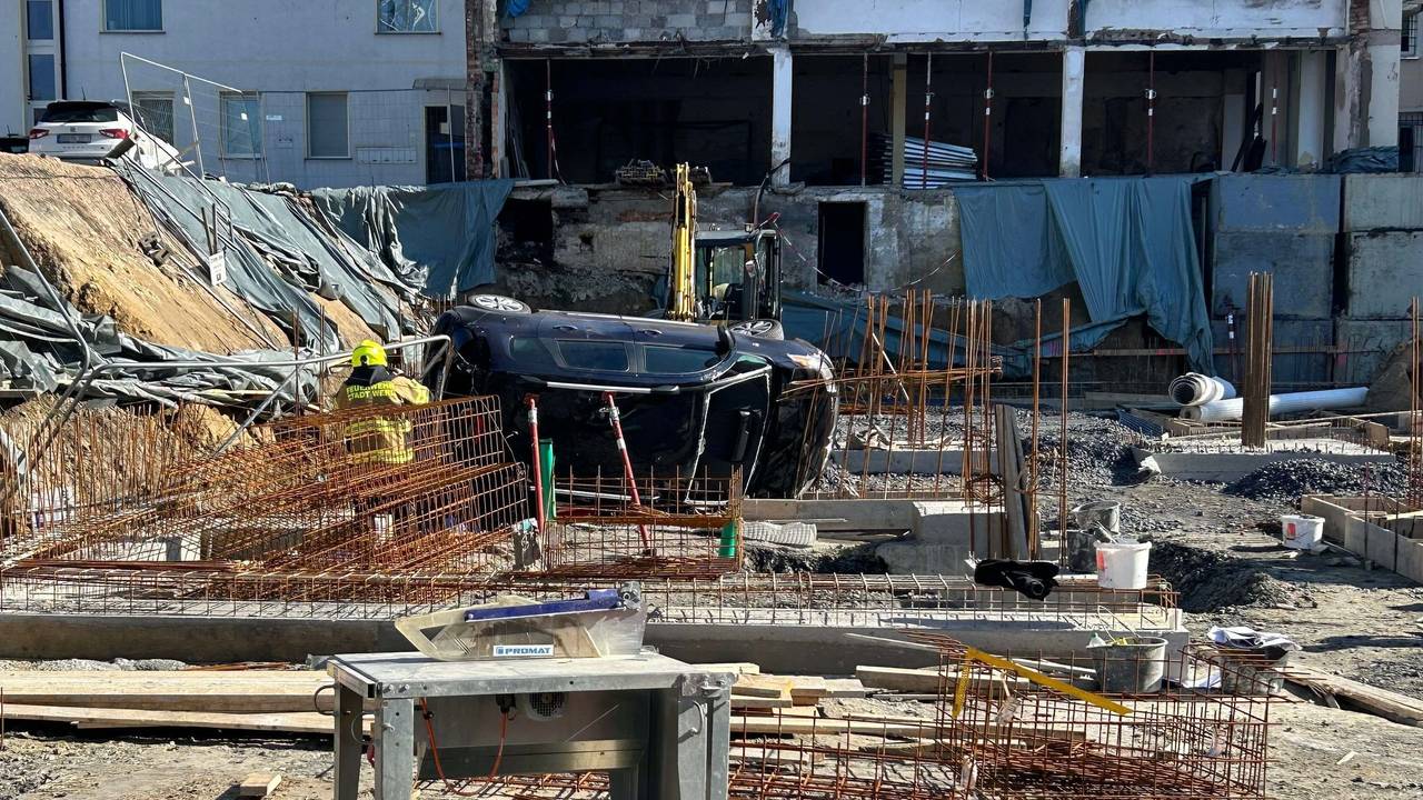 Autofahrerin landet in Baugrube