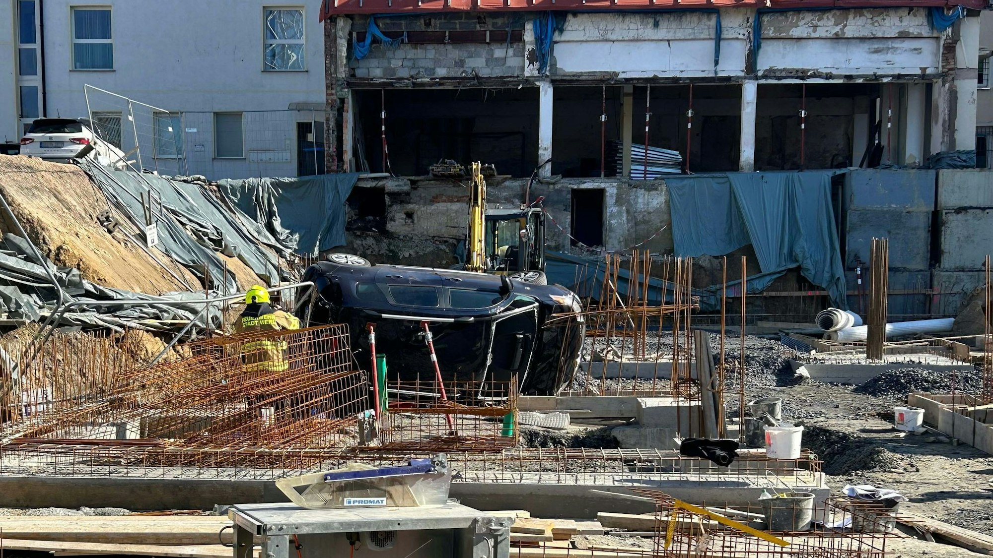 Autofahrerin landet in Baugrube