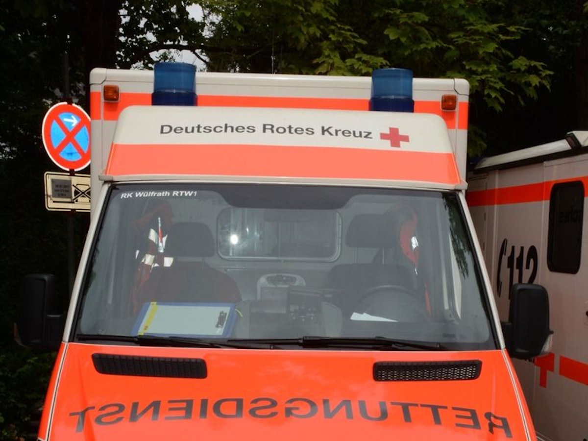 Radfahrer bei Zusammenstoß mit Auto schwer verletzt.