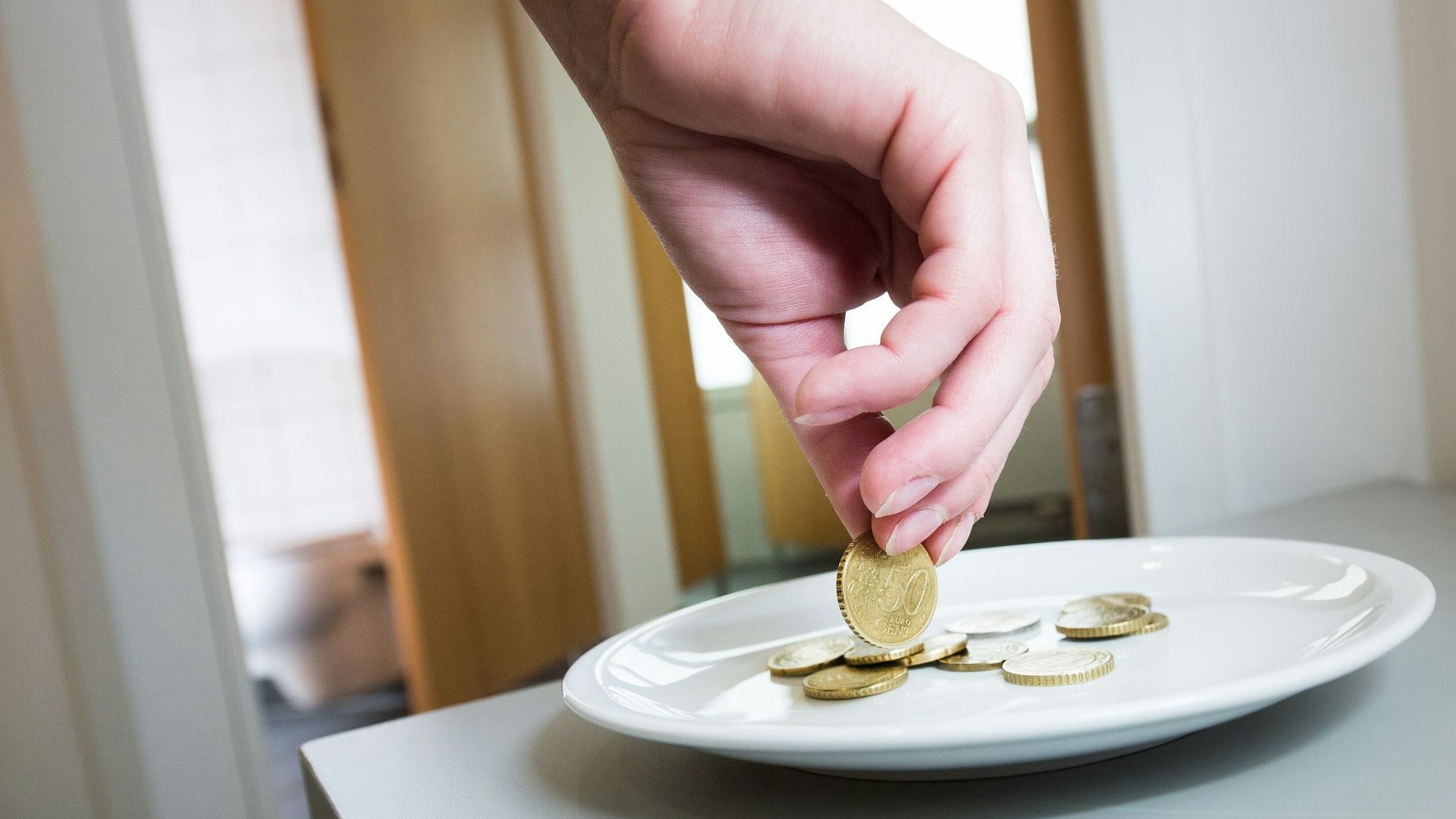 Eine Person bezahlt Toilettengeld