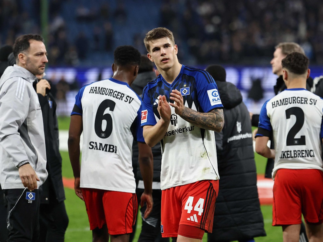 Luka Vuskovic bedankt sich klatschend bei den Fans.