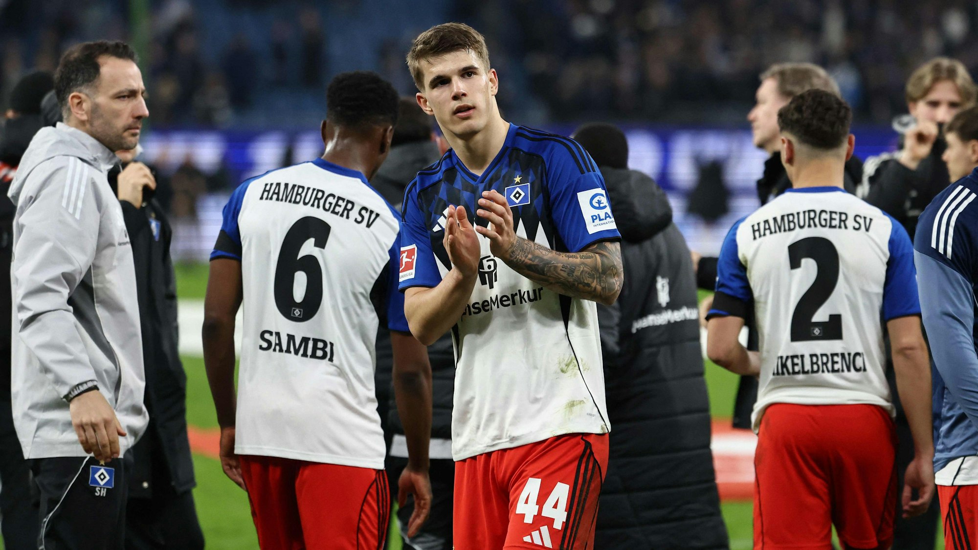 Luka Vuskovic bedankt sich klatschend bei den Fans.