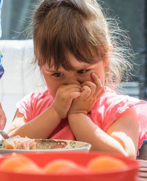 Ein Kleinkind mag sein Essen nicht