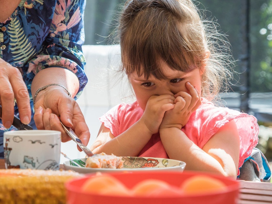 Ein Kleinkind mag sein Essen nicht