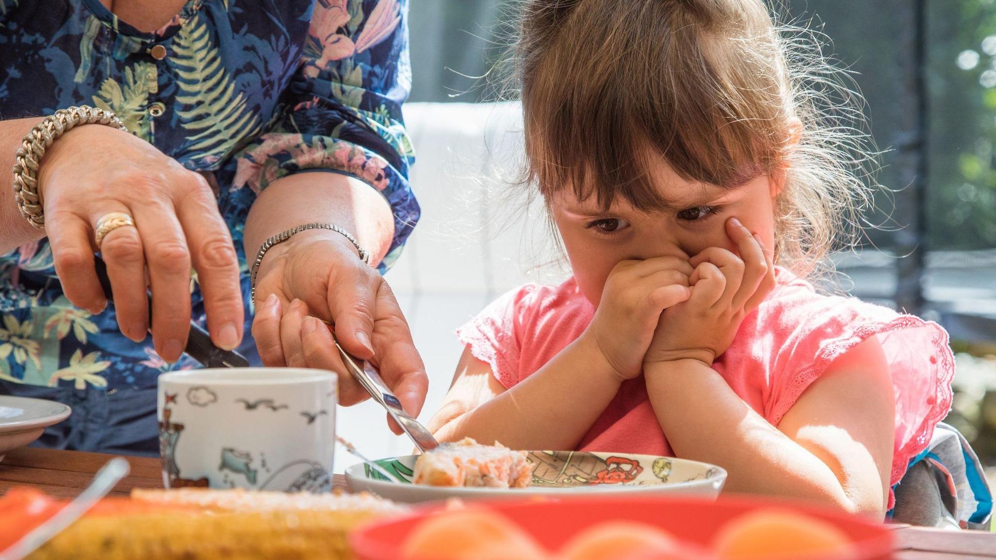 Ein Kleinkind mag sein Essen nicht