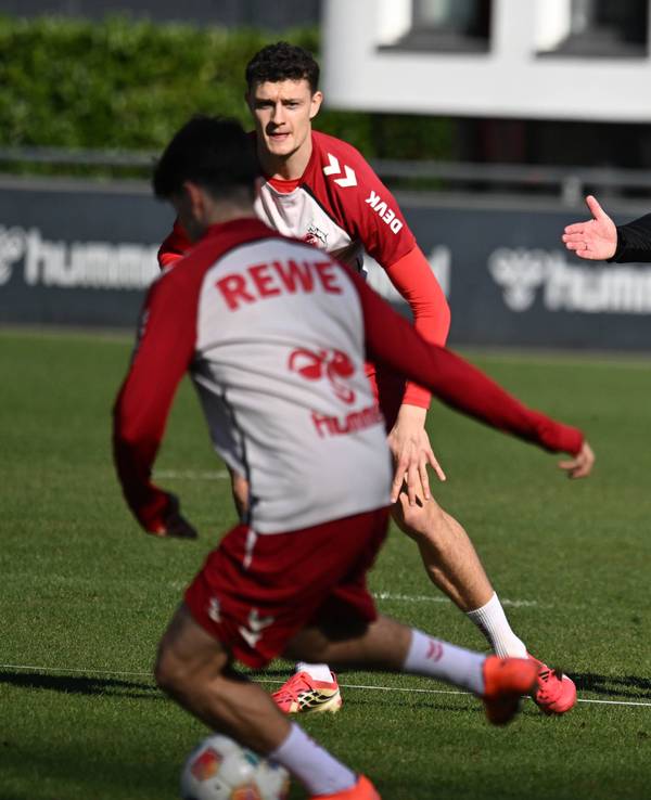 FC-Trainer Lukas Kwasniok beim Training am 3. März 2026 mit Kölns Profi Eric Martel.