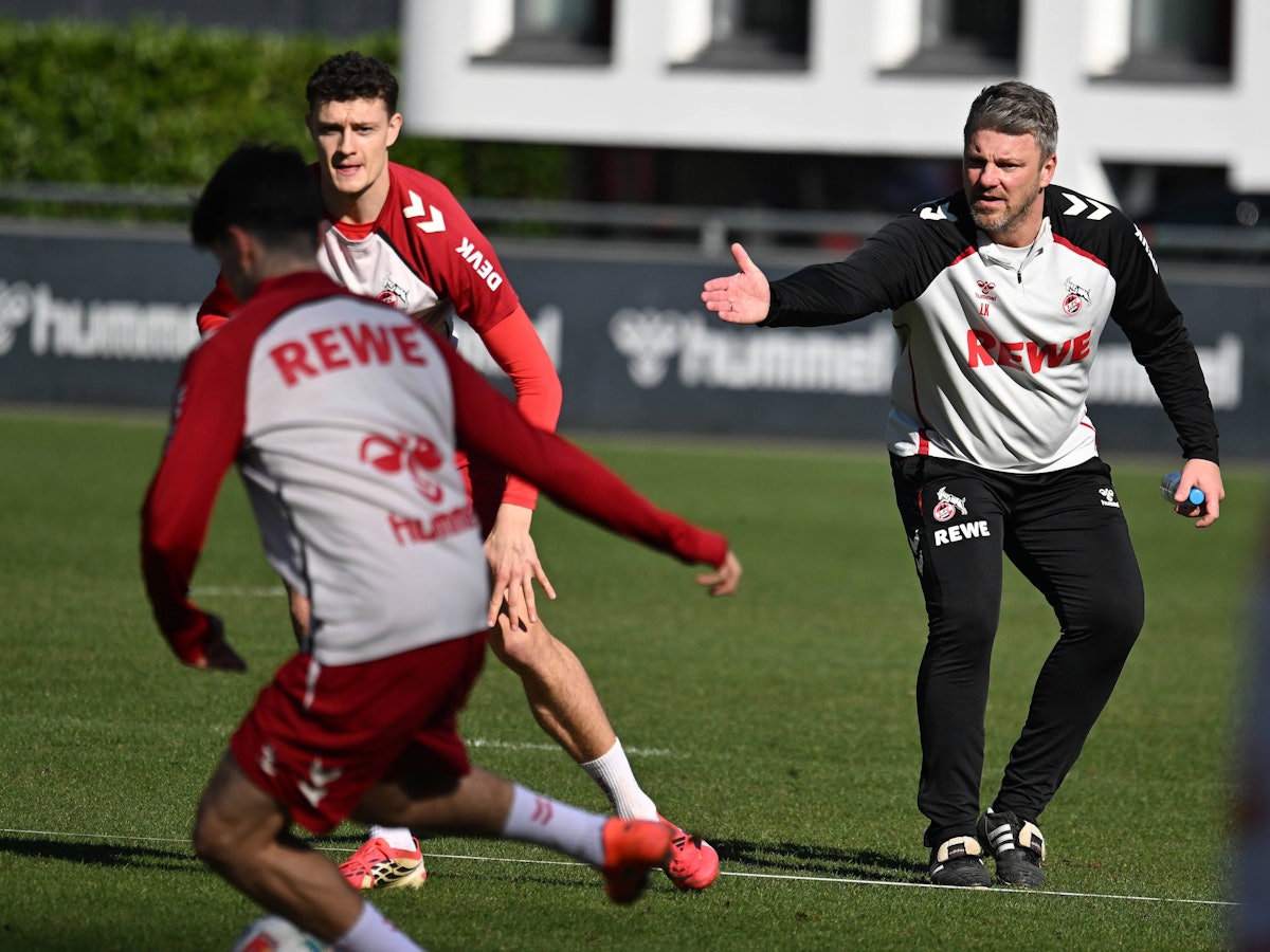FC-Trainer Lukas Kwasniok beim Training am 3. März 2026 mit Kölns Profi Eric Martel.
