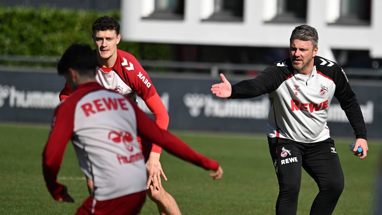 FC-Trainer Lukas Kwasniok beim Training am 3. März 2026 mit Kölns Profi Eric Martel.