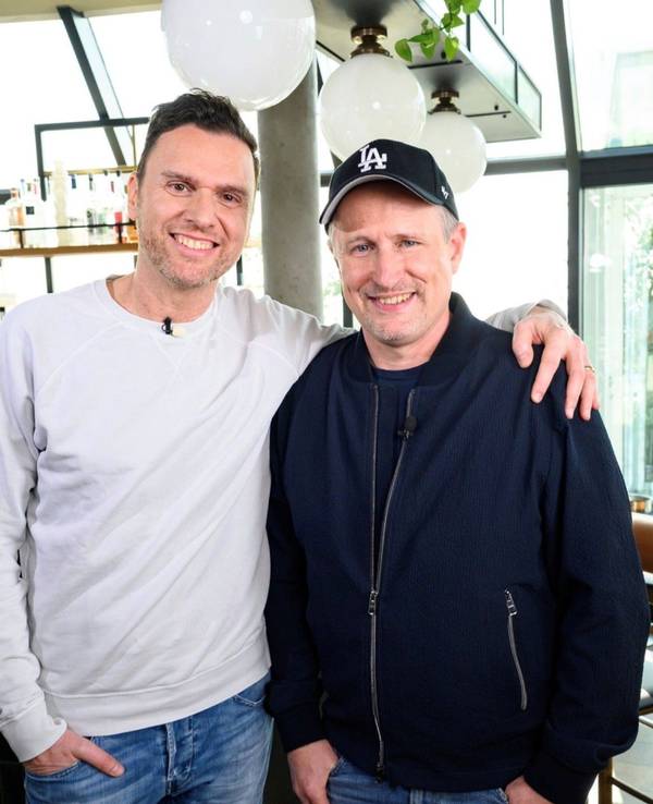 Die 1Live-Moderatoren Olli Briesch und Michael Imhof.