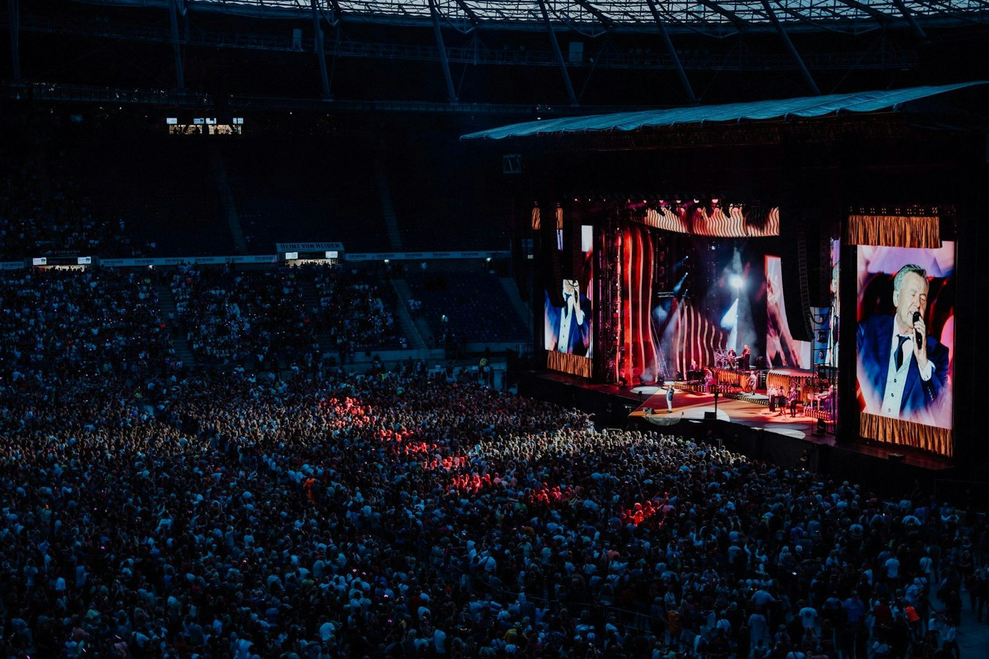 Auf seiner Jubiläumstour mit dem Titel „RK50 I 50 Jahre - 50 Hits!“ spielte Roland Kaiser 2024 und 2025 ausverkaufte Konzerte, darunter in Hannover. (Bild: Frank Embacher/Sky/2025 Roland Kaiser/Semmel Concerts/Ariola/Sony Music )