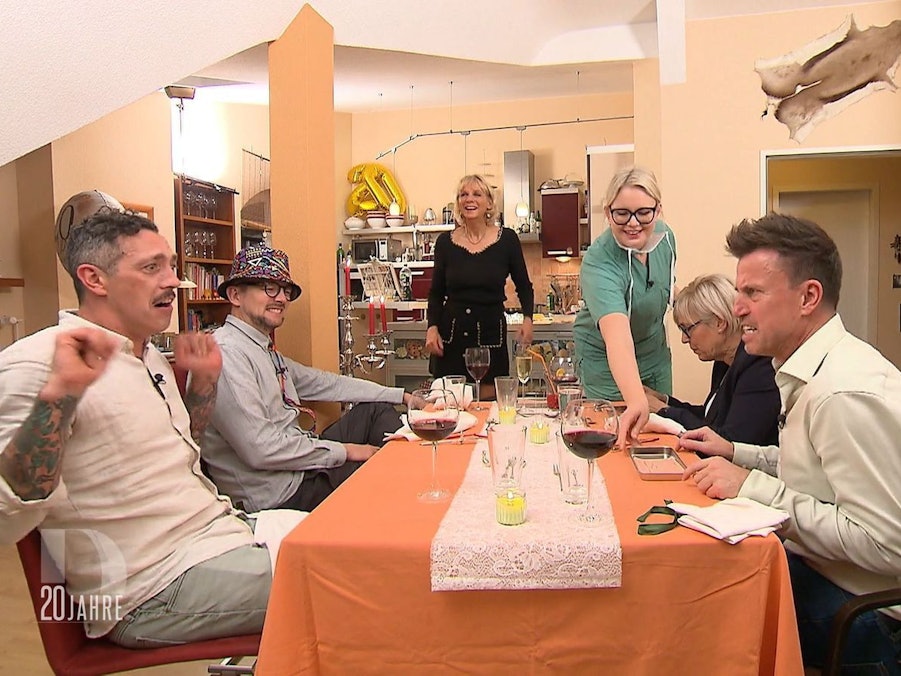 Gunnis Kollegin Lena reicht den Gästen ein bisschen Kunsthaut.
(Bild: RTL)