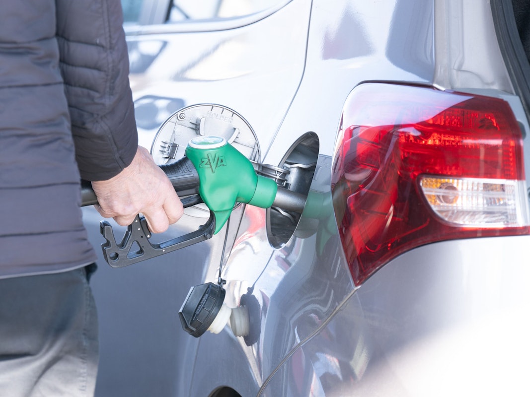 04.03.2026, Tschechien, Dubi: Ein Autofahrer betankt an einer Tankstelle ein Auto. (zu dpa: «Reiche lässt hohe Spritpreise überprüfen») Foto: Sebastian Kahnert/dpa +++ dpa-Bildfunk +++