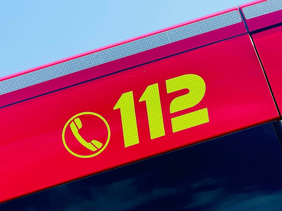 Notrufnummer 112 auf Einsatzfahrzeug