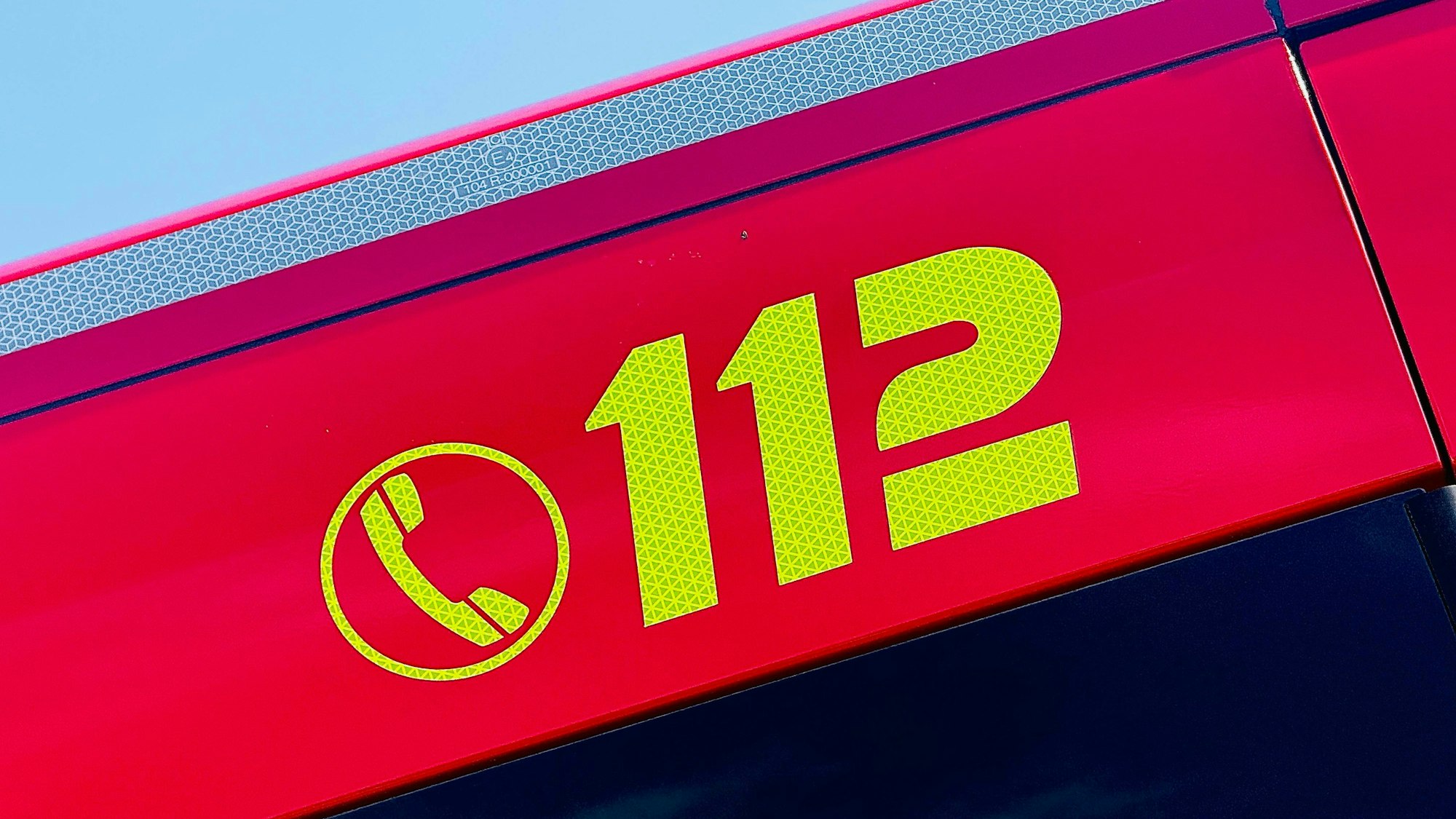 Notrufnummer 112 auf Einsatzfahrzeug